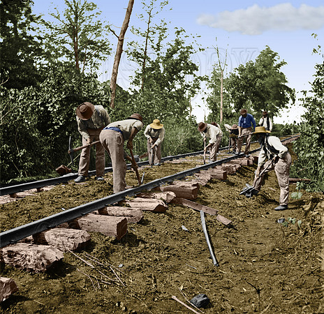 02135 - African-Americans repair track; Battle of Stones River, Murfreesboro, TN; 1863 [LC-DIG-cwpb-02135]